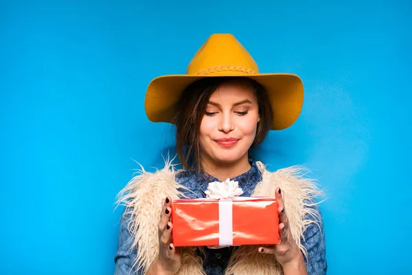 Giovane donna in possesso di regalo rosso in mano — Foto Stock