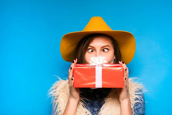 Giovane donna in possesso di regalo rosso in mano — Foto Stock