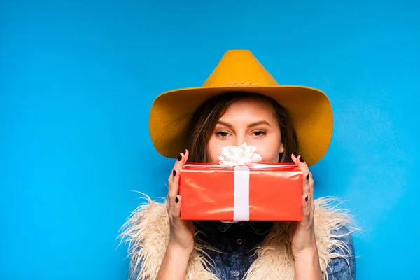 Giovane donna in possesso di regalo rosso in mano — Foto Stock