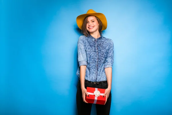 Giovane donna in possesso di regalo rosso in mano — Foto Stock