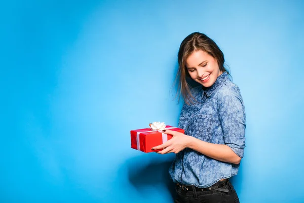 Jeune femme tenant cadeau rouge dans les mains — Photo