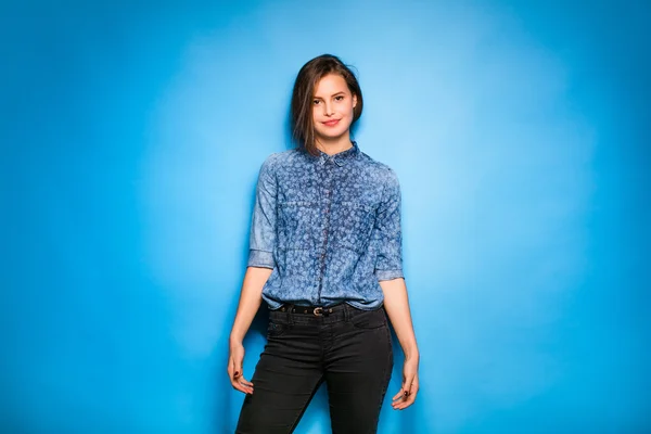 Mujer joven casual vestido sobre fondo azul —  Fotos de Stock