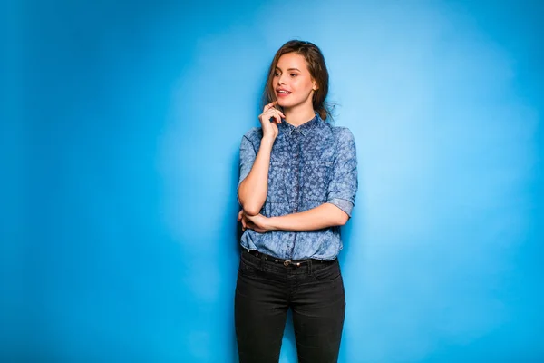 Mujer joven casual vestido sobre fondo azul —  Fotos de Stock