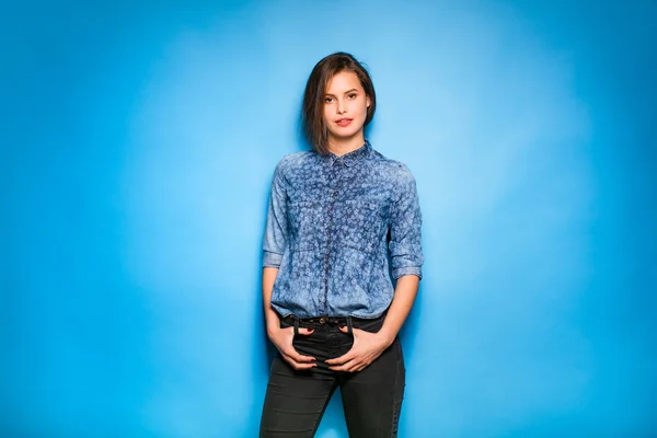 Mujer joven casual vestido sobre fondo azul —  Fotos de Stock