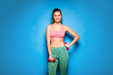 spor yaparken, ağırlık kaldırma atletik kadın