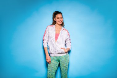 kapşonlu mavi arka plan atletik genç kadın