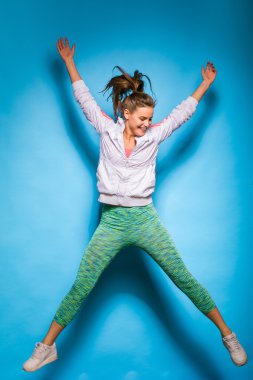 genç atletik kadın atlama 