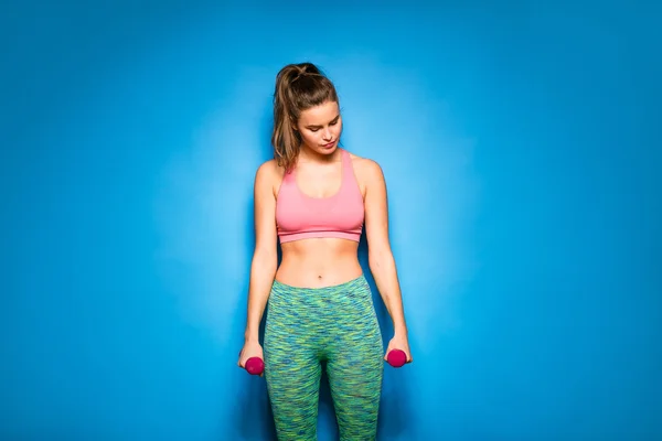 Mujer atlética haciendo deporte, levantando pesas — Foto de Stock