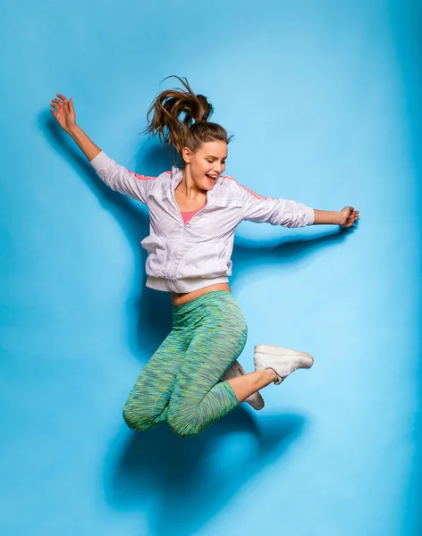Mujer atlética joven saltando — Foto de Stock
