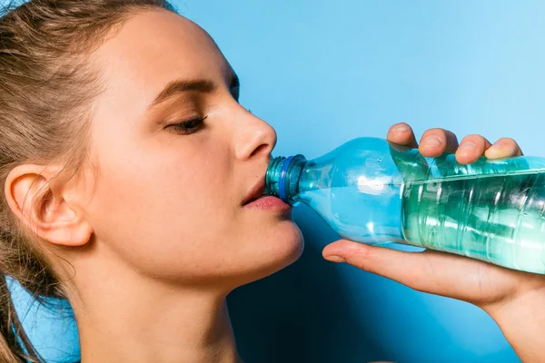 Jonge sportieve vrouw met een flesje water — Stockfoto