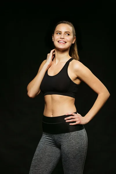 Athletic kvinna gör sport, lyft vikter — Stockfoto