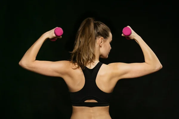 Schiena di donna atletica fare sport, sollevamento pesi — Foto Stock
