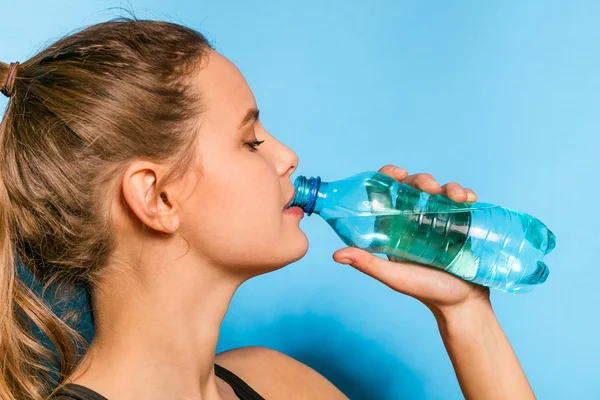 Jonge sportieve vrouw met een flesje water — Stockfoto