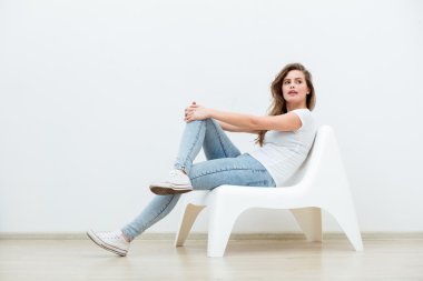 Beyaz koltukta oturan tek kadın 