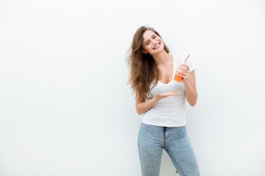 Portakal suyu olan kadın.