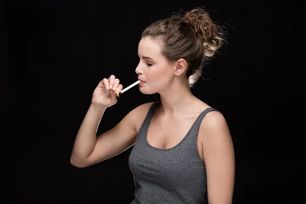 Concepto de fumar mujer en negro —  Fotos de Stock