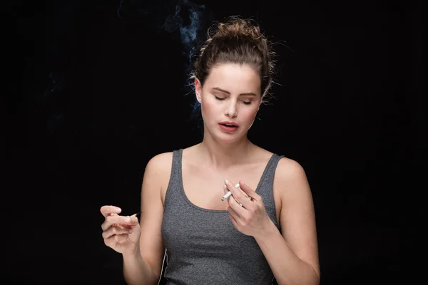 Concepto de fumar mujer en negro — Foto de Stock