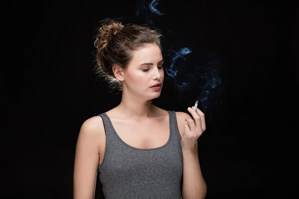 Женщина курение концепция на черный — стоковое фото