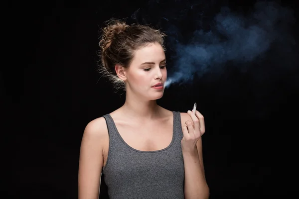 Concepto de fumar mujer en negro — Foto de Stock