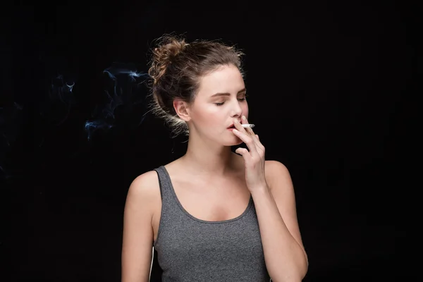 Vrouw roken concept op zwart — Stockfoto