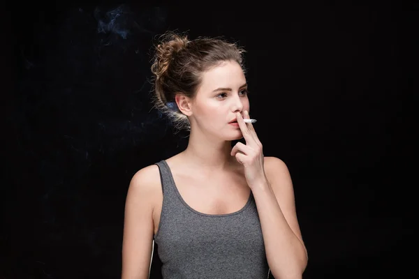 Женщина курение концепция на черный — стоковое фото