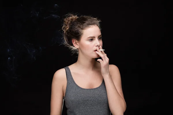 Mulher fumando conceito em preto — Fotografia de Stock