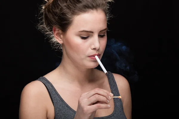Жінка курить концепцію на чорному — стокове фото
