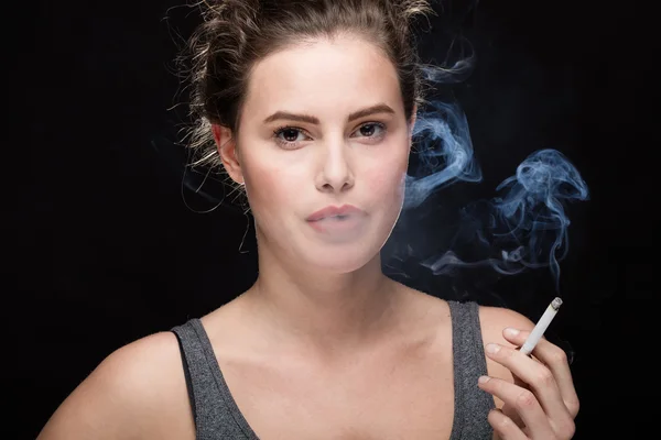 Mulher fumando conceito em preto — Fotografia de Stock