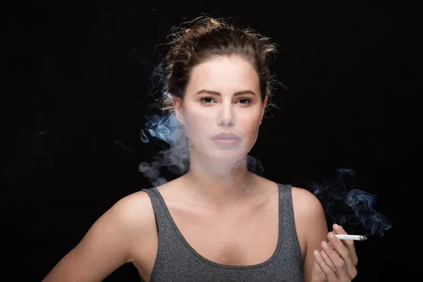 Vrouw roken concept op zwart — Stockfoto