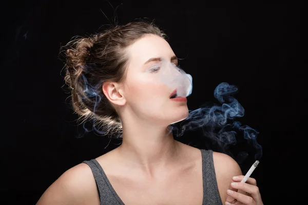 Mulher fumando conceito em preto — Fotografia de Stock