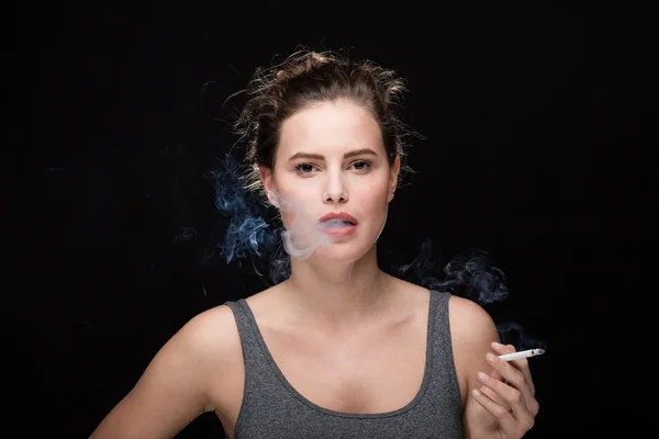 Donna che fuma concetto sul nero — Foto Stock