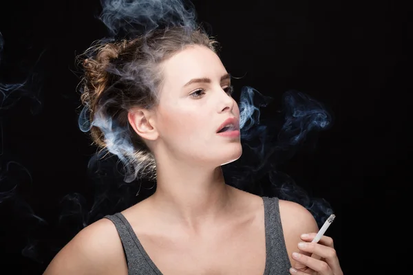 Concepto de fumar mujer en negro —  Fotos de Stock