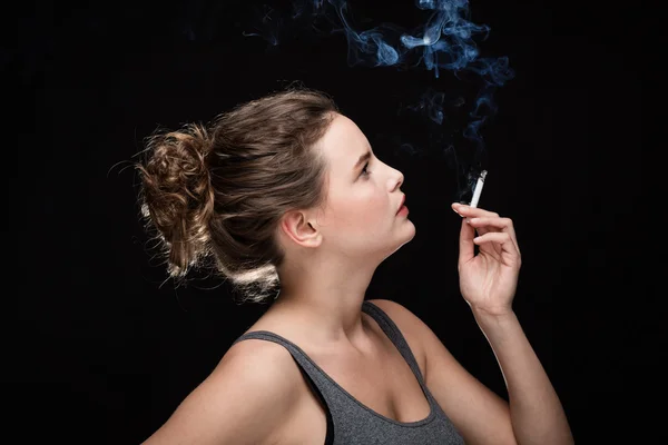 Mulher fumando conceito em preto — Fotografia de Stock