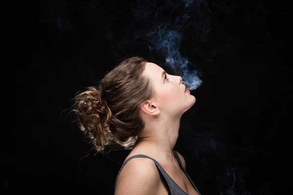 Donna che fuma concetto sul nero — Foto Stock