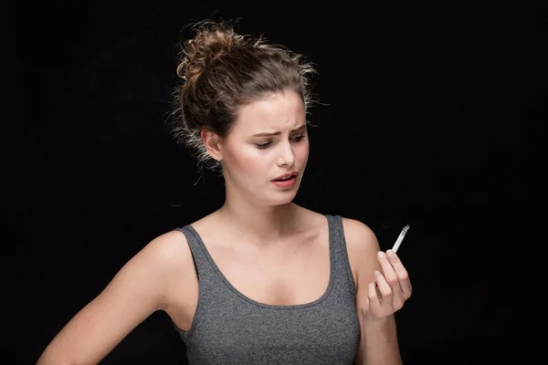 Koncept žena kouření na černé — Stock fotografie