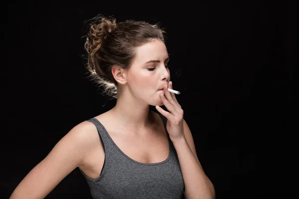 Mulher fumando conceito em preto — Fotografia de Stock