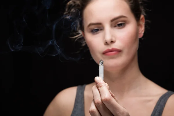 Koncept žena kouření na černé — Stock fotografie