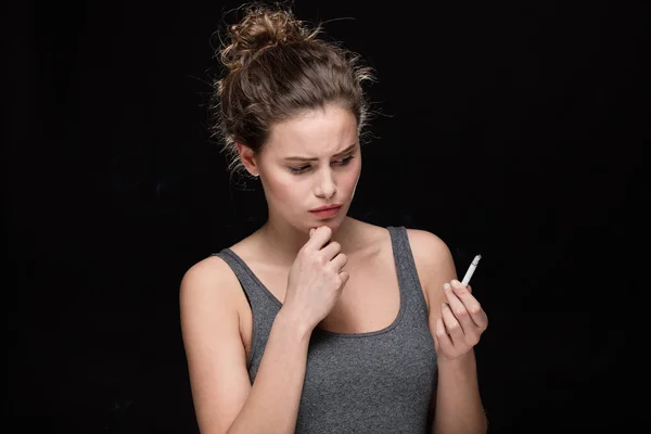 Concepto de fumar mujer en negro —  Fotos de Stock