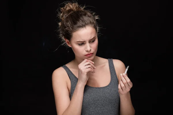 Concepto de fumar mujer en negro —  Fotos de Stock