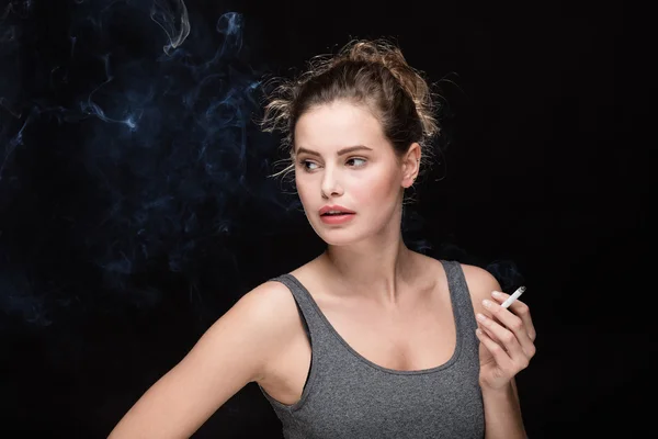 Concept de tabagisme femme sur noir — Photo