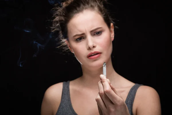 Kvinna röka koncept på svart — Stockfoto