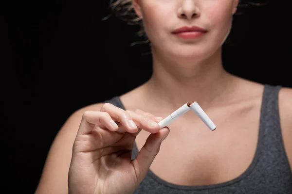 Mulher fumando conceito em preto — Fotografia de Stock