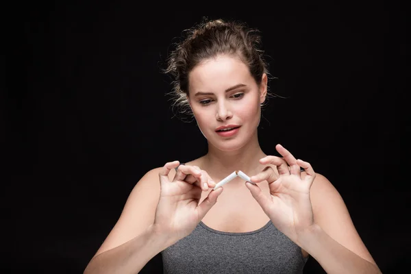 Vrouw roken concept op zwart — Stockfoto