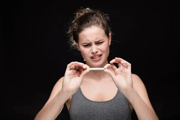 Vrouw roken concept op zwart — Stockfoto