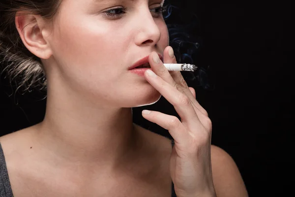 Mulher fumando conceito em preto — Fotografia de Stock