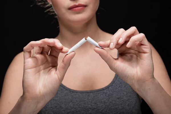 Mulher fumando conceito em preto — Fotografia de Stock