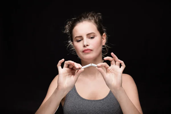 Concepto de fumar mujer en negro — Foto de Stock