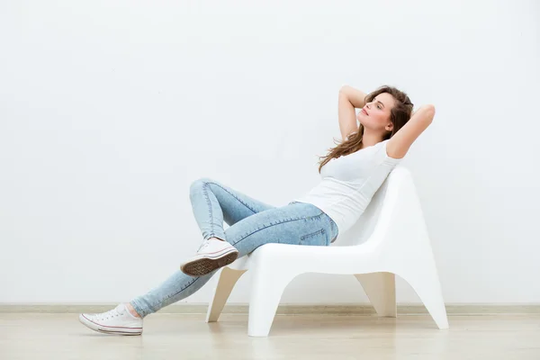 Mujer soltera sentada en silla blanca — Foto de Stock