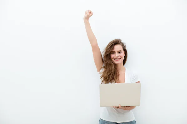 Junge Frau mit Laptop auf weißem Hintergrund — Stockfoto