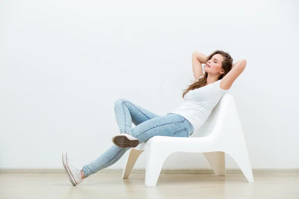 Mujer soltera sentada en silla blanca — Foto de Stock